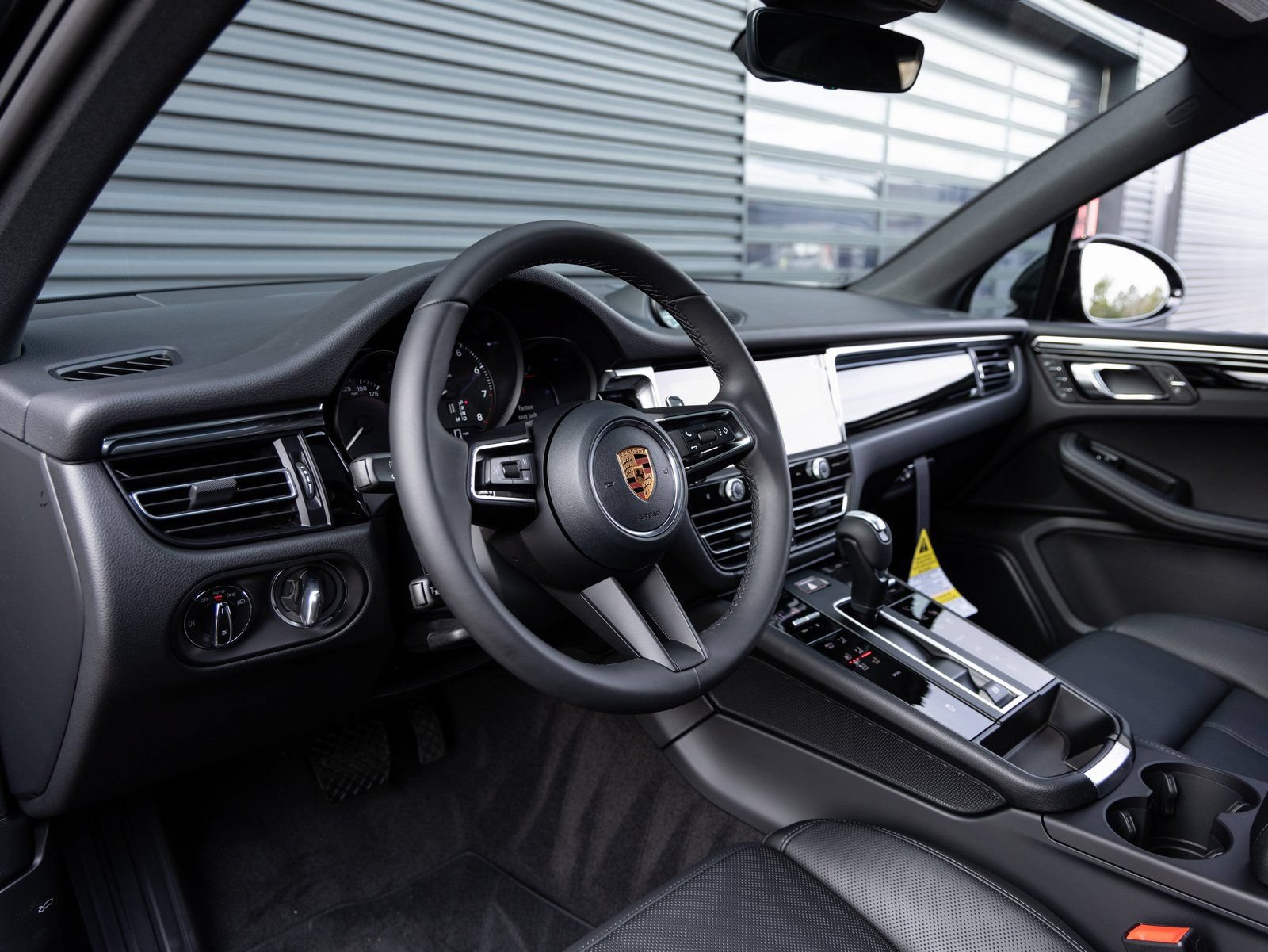 Certified 2026 Porsche Macan AWD/4WD image 4