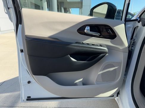Used 2023 Chrysler Pacifica Limited FWD image 22