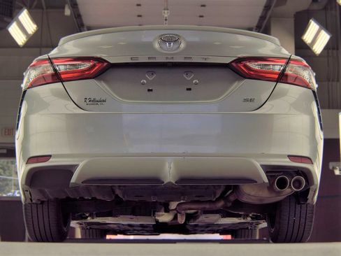 Used 2019 Toyota Camry SE FWD image 9