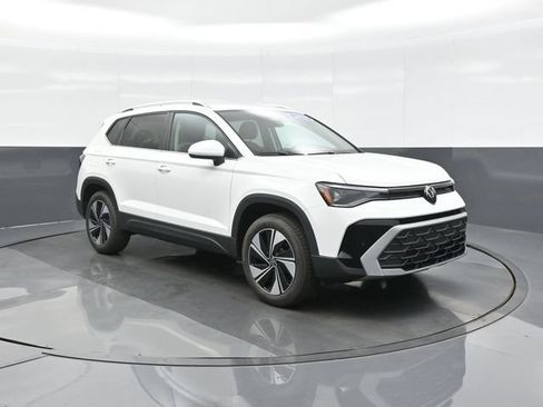 Used 2025 Volkswagen Taos SE AWD/4WD image 1