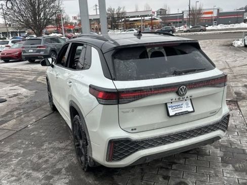 Certified 2025 Volkswagen Tiguan SE R-Line image 13
