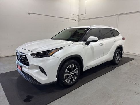 Used 2023 Toyota Highlander XLE image 3