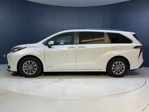Used 2021 Toyota Sienna XLE image 2