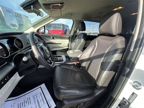 Used 2024 Kia Carnival LX image 17