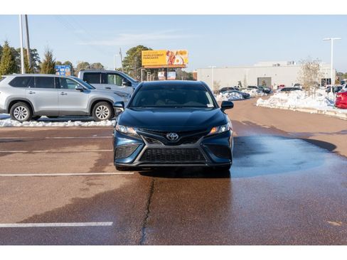 Used 2021 Toyota Camry SE image 2