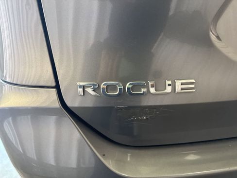 Used 2019 Nissan Rogue SV image 11