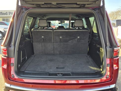 Used 2023 Jeep Wagoneer L Series II image 12
