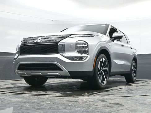 Used 2024 Mitsubishi Outlander SE image 49