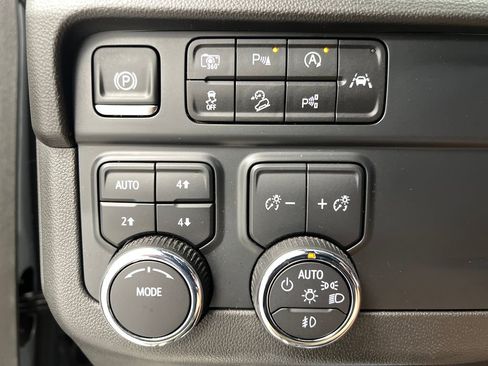 Used 2025 Chevrolet Suburban Z71 AWD/4WD image 47
