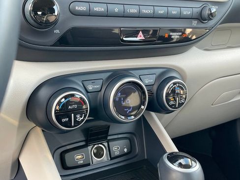 Used 2024 Hyundai Venue Limited FWD image 17
