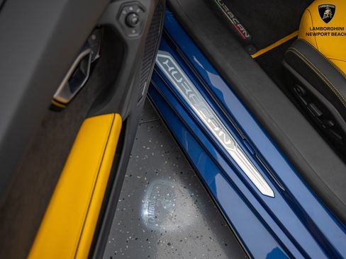 Used 2023 Lamborghini Huracan EVO image 26