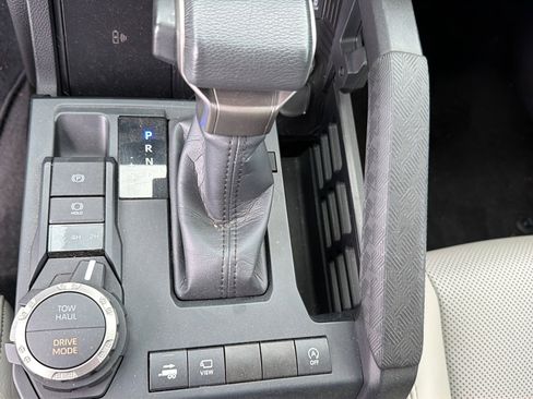 Used 2024 Toyota Tacoma Limited w/ Limited Package (LT) AWD/4WD image 15