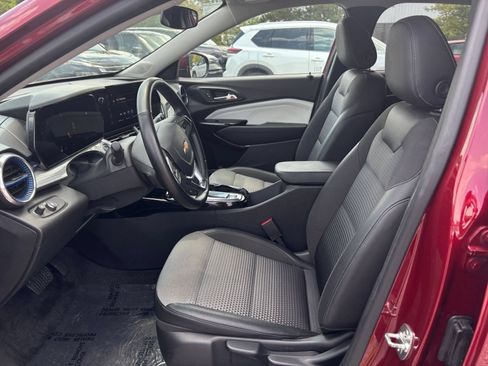 Used 2025 Chevrolet Trax LT w/ LT Convenience Package FWD image 27