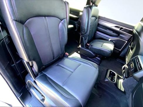 Used 2025 Jeep Wagoneer L Series II image 32