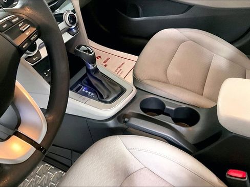 Used 2019 Hyundai Elantra SE image 16