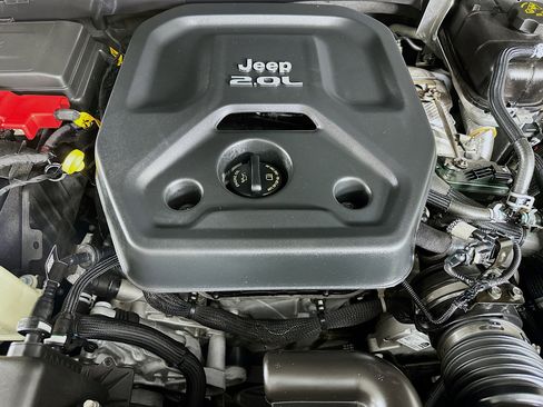 Used 2022 Jeep Wrangler Unlimited Sahara AWD/4WD image 33