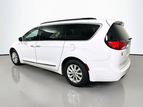 Used 2017 Chrysler Pacifica Touring-L FWD image 5