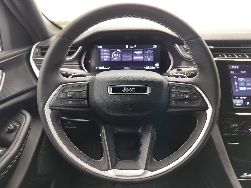 Used 2024 Jeep Grand Cherokee Altitude RWD image 12