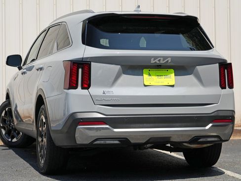 Used 2025 Kia Sorento S w/ Panoramic Sunroof Package FWD image 5