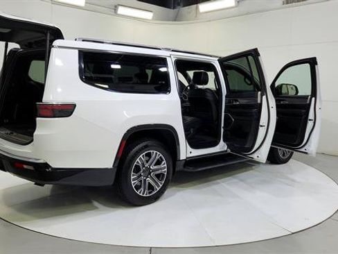 Used 2024 Jeep Wagoneer L Series II RWD image 32