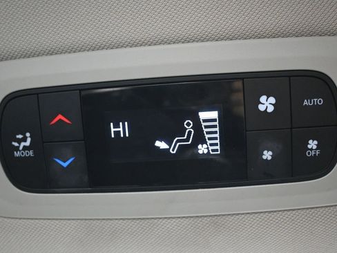 Used 2024 Chrysler Pacifica Touring-L image 34