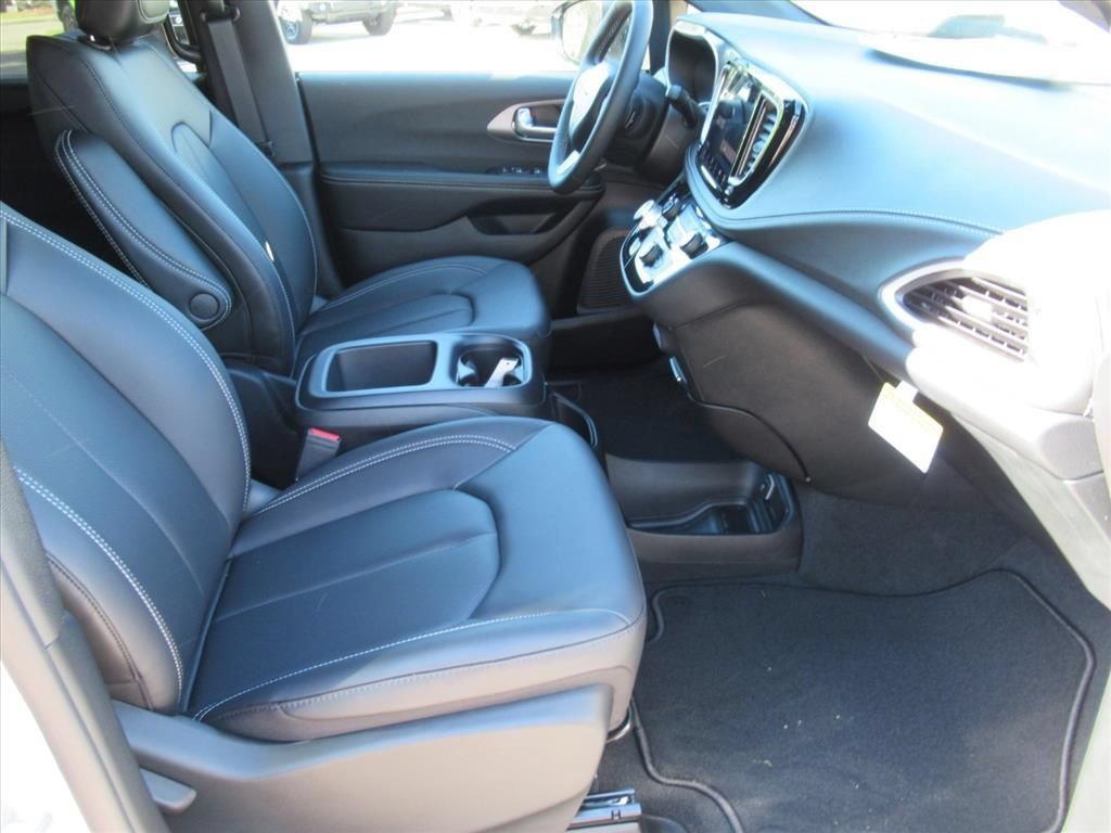 New 2026 Chrysler Pacifica Select FWD image 10