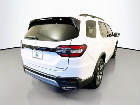Certified 2025 Honda Pilot Touring image 5