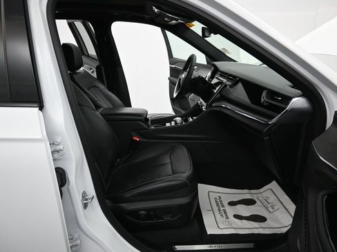 Used 2023 Jeep Grand Cherokee Overland image 13