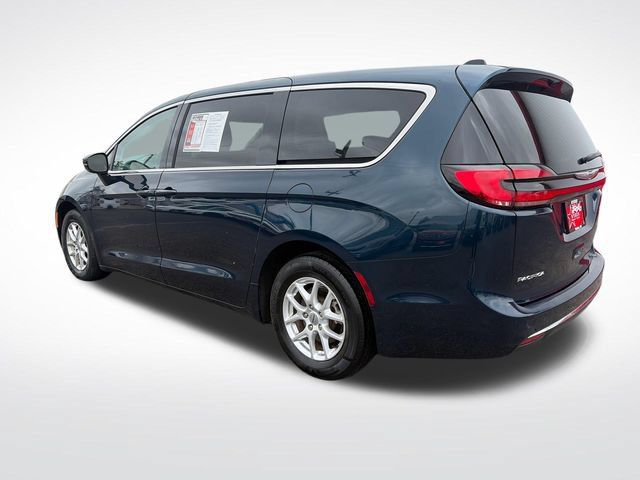 Used 2024 Chrysler Pacifica Touring-L FWD image 4