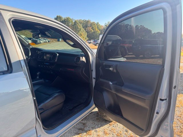 Used 2018 Toyota Tacoma TRD Sport AWD/4WD image 12