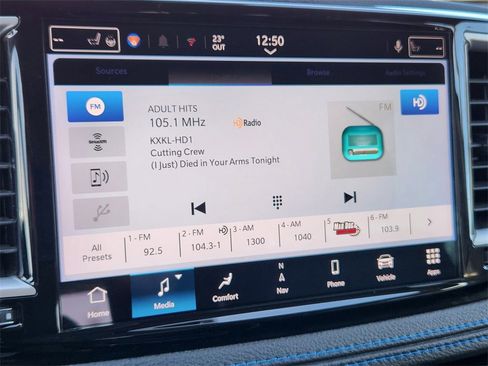 Used 2021 Chrysler Pacifica Touring-L image 13