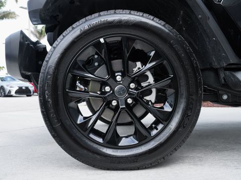 Used 2025 Jeep Wrangler Unlimited Sahara AWD/4WD image 30