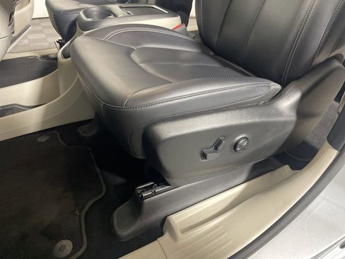 Used 2024 Chrysler Pacifica Touring-L FWD image 11