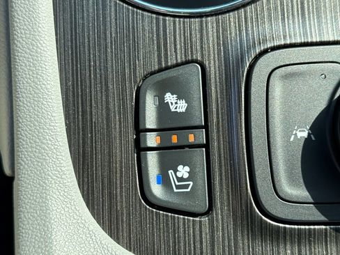 Certified 2023 GMC Acadia SLT w/ Technology Package AWD/4WD image 15