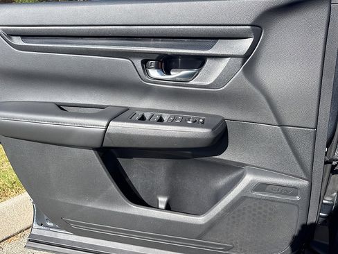 Used 2025 Honda CR-V LX image 18