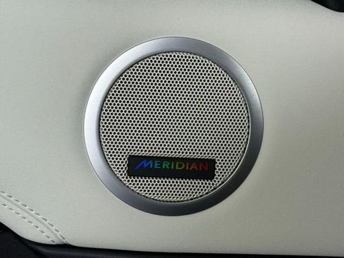 Certified 2025 Land Rover Discovery S image 23