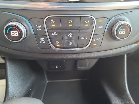 Used 2022 Chevrolet Traverse LS image 19