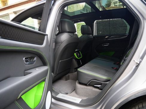 Used 2025 Bentley Bentayga image 21