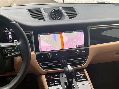 Certified 2024 Porsche Macan AWD/4WD image 10