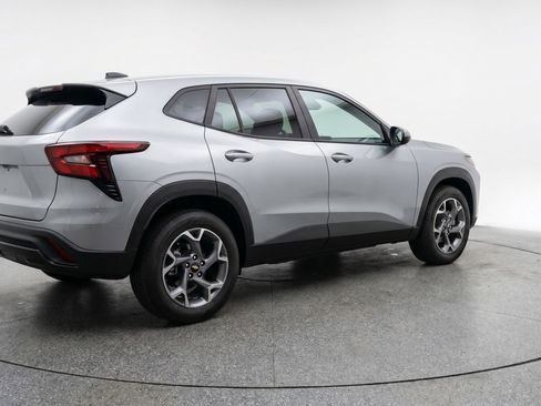 Used 2025 Chevrolet Trax LT FWD image 9