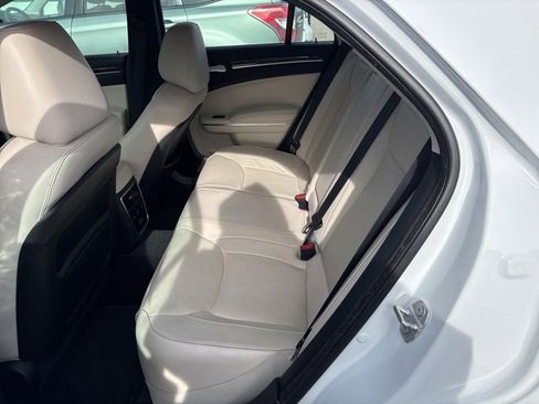 Used 2017 Chrysler 300 C image 12