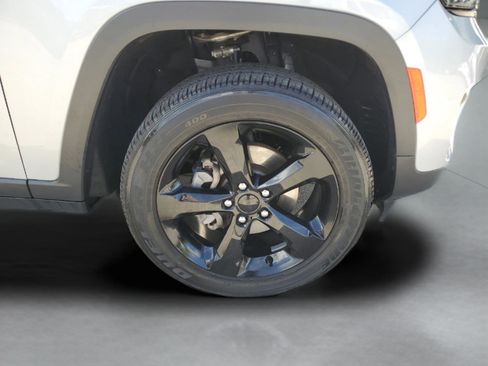 Certified 2024 Jeep Grand Cherokee Altitude image 5