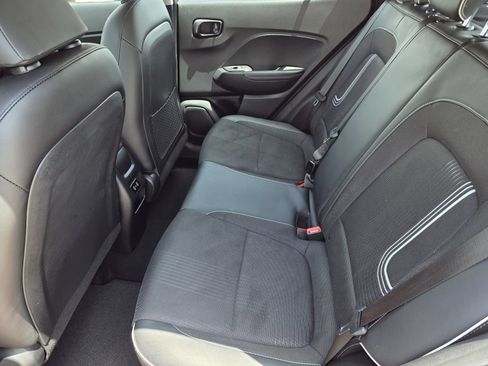 Certified 2024 Hyundai Venue Limited FWD image 17