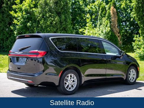 Used 2023 Chrysler Pacifica Touring-L FWD image 7