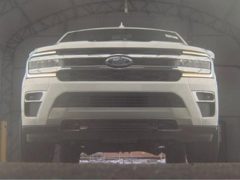 Used 2024 Ford Expedition Limited image 3