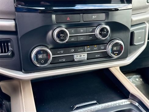 Used 2022 Ford Expedition XLT image 17