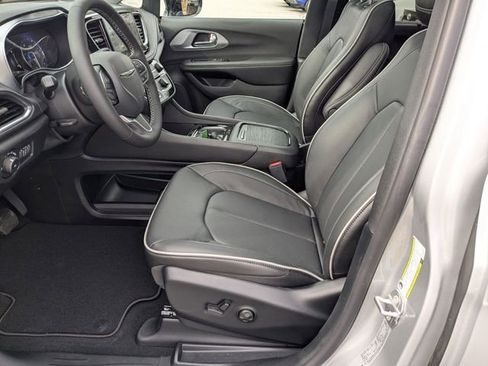 New 2026 Chrysler Pacifica Limited w/ Trailer Tow Group image 14