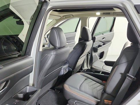 Used 2024 Nissan Pathfinder Platinum FWD image 25