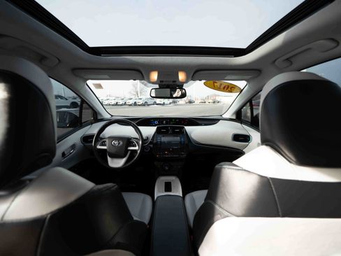 Used 2017 Toyota Prius Four image 19