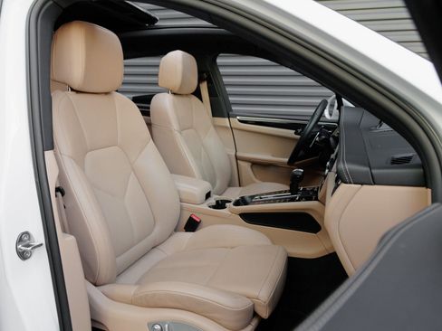 Certified 2022 Porsche Macan S image 31